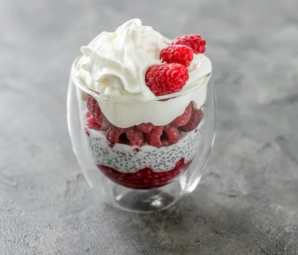 Dessert från yoghurt med chiafrön och hallon — Stockfoto