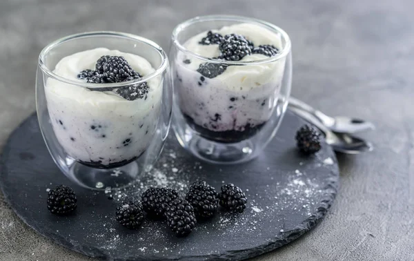 Yoğurt böğürtlen ile gelen tatlı