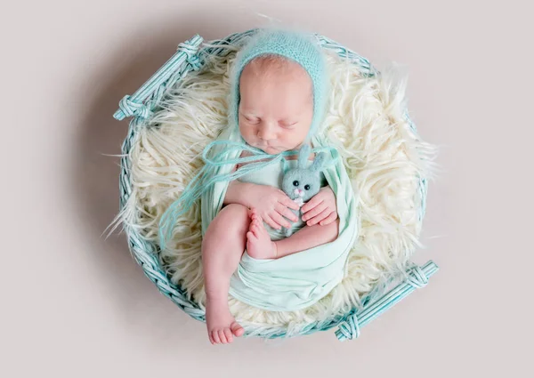 Édes újszülött csomagolva egy pelenka, alszik egy kerek szőnyeg — Stock Fotó