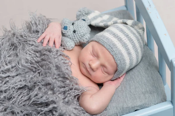 Pasgeboren baby slapen op een bed — Stockfoto