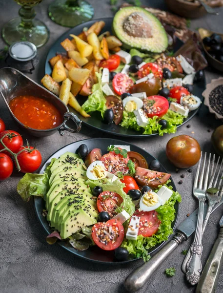 Vegetarisches Abendessen - Bratkartoffeln und frischer Gemüsesalat — Stockfoto