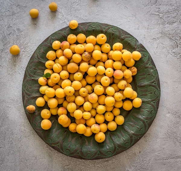 Albaricoques en platos de metal — Foto de Stock