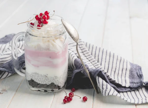 Десерт з йогурту з насінням чіа та смородиною — стокове фото