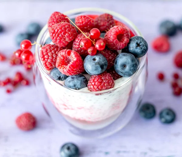 Sobremesa de iogurte com sementes de chia, framboesas e mirtilos — Fotografia de Stock