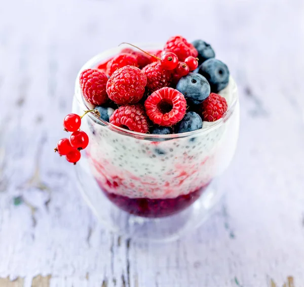 Yoğurt chia tohum, ahududu ve yaban mersini ile gelen tatlı
