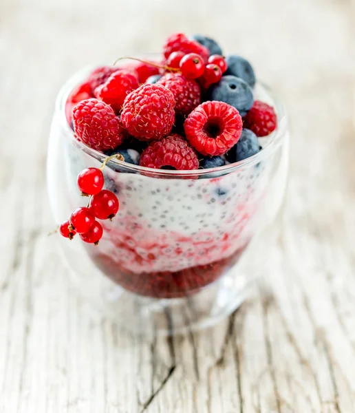 Yoğurt chia tohum, ahududu ve yaban mersini ile gelen tatlı