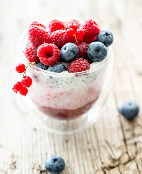 Deser z jogurtu z nasion chia, maliny i jagody — Zdjęcie stockowe