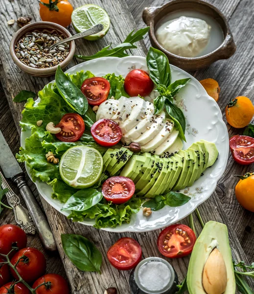 Вегетарианский салат с моцареллой и авокадо — стоковое фото
