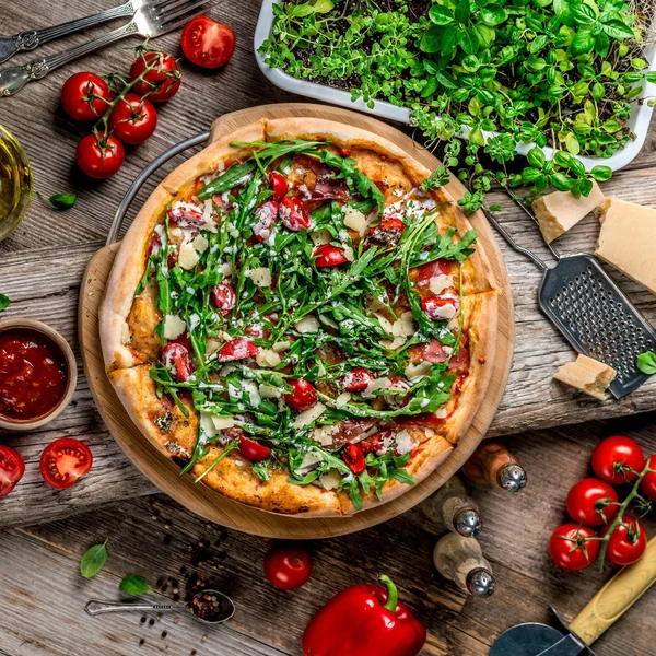 Pizza mit Schinken, Rucola und Tomaten — Stockfoto