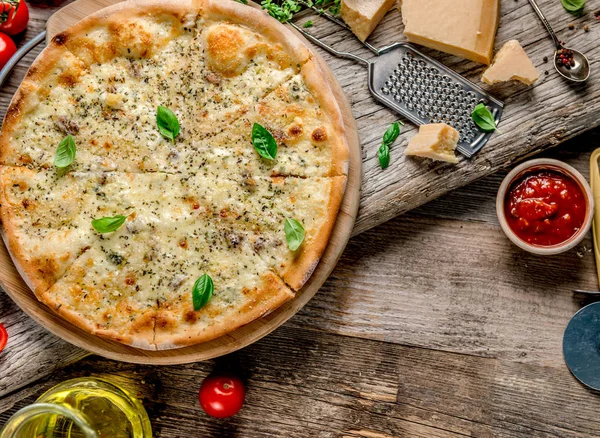 Pizza quattro formaggi in tavola — Foto Stock