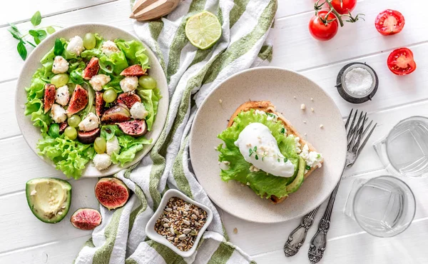 Nützliches Frühstück. Salat mit Feigen, Mozzarella, Trauben — Stockfoto