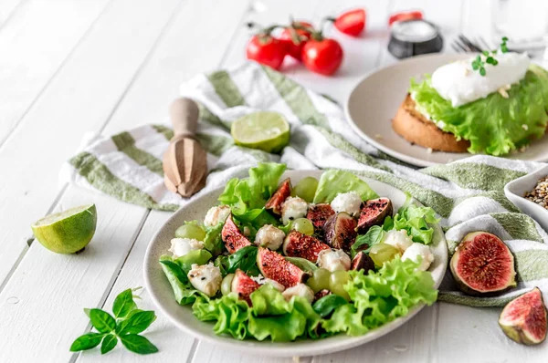 Hasznos a reggelit. saláta, szőlő, füge, mozzarella — Stock Fotó