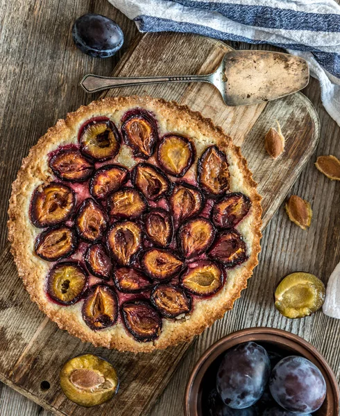 Ev yapımı Erik pasta ahşap arka plan üzerinde