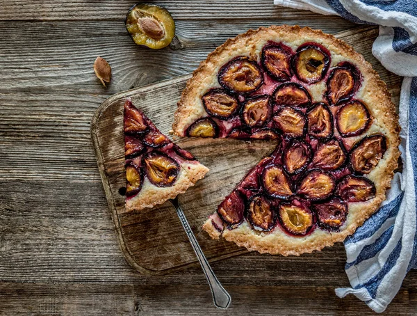 Homemade plum pie on the wooden background — Stock Photo, Image