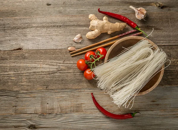 Pomodori, zenzero, pasta, spazio per il testo a sinistra — Foto Stock