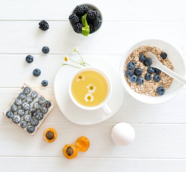 Fitness Kahvaltı: meyveler ve meyve, yumurta ve çay ile granola.