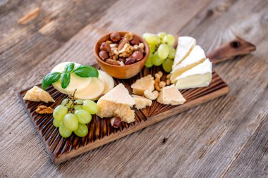 Fındık ve bal ile servis Peynir tabağı