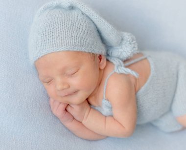 Huzur içinde uyuyor yeni doğan bebek boy gülümseyerek.