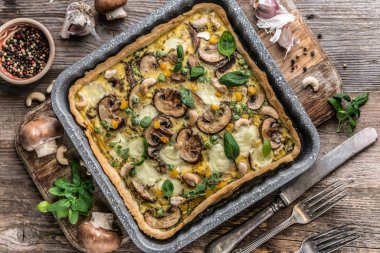 Ev yapımı mantar pasta ahşap arka plan üzerinde.