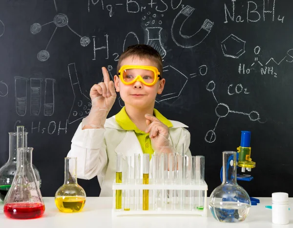 Schoolboy in chemistry lab got an idea — Stock Photo, Image