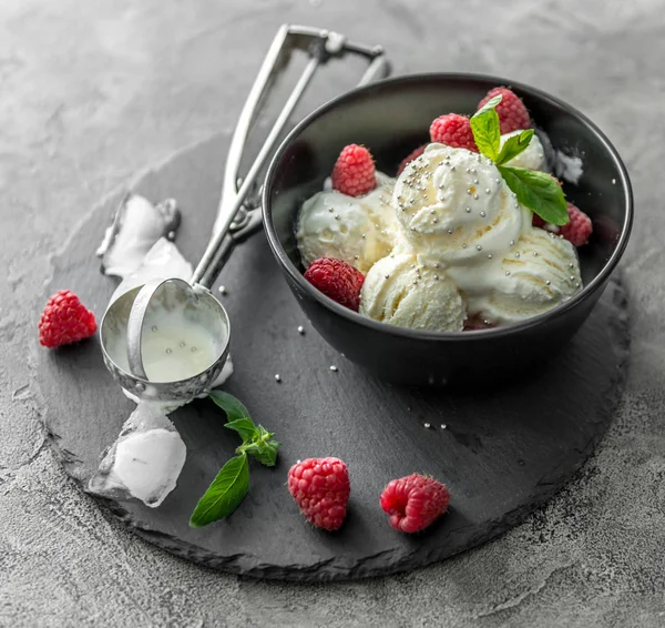 Deser lodowy z malinami serwowane w piala czarny — Zdjęcie stockowe