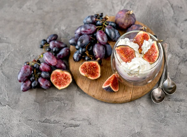 Ein nützliches Dessert - Joghurt, Müsli und Feigen mit Trauben — Stockfoto