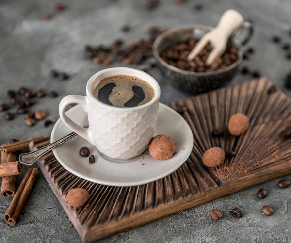 콘크리트 바탕에 사탕과 블랙 커피 — 스톡 사진