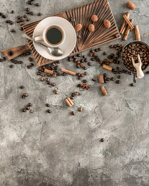 구체적인 배경 평면도에 사탕과 블랙 커피 — 스톡 사진