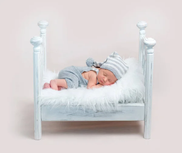 Liebevoll schlafendes Baby im Kinderbett — Stockfoto