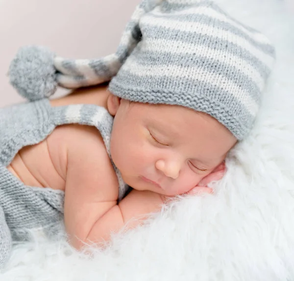 Schattig pasgeboren jongen zoet slapende, close-up. — Stockfoto