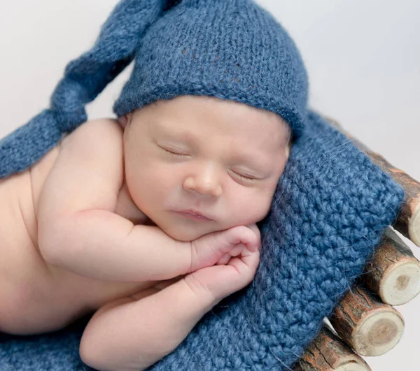 Netter Junge in blauer Mütze schläft — Stockfoto