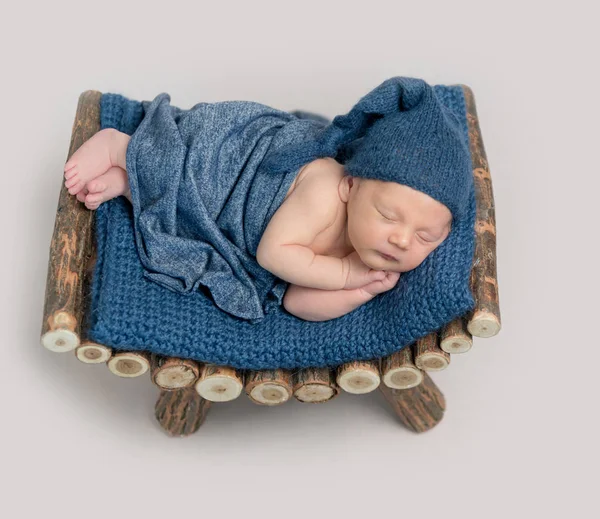 Симпатичный мальчик в голубой шляпе спит. — стоковое фото