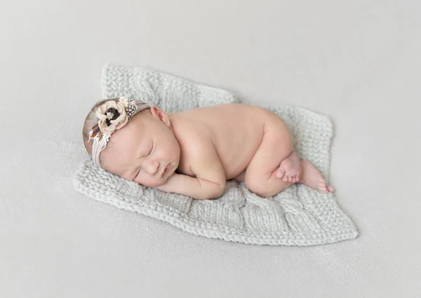 Spící holčička s hračkou na pletené deky — Stock fotografie