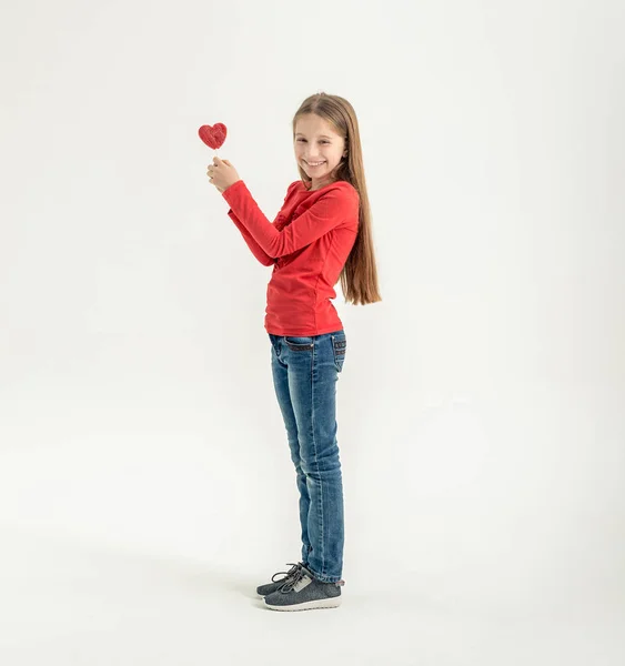 Kalp şeklinde lolipop ile genç kız — Stok fotoğraf