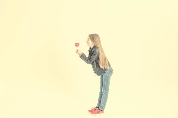 Nastolatek dziewczyna trzyma lizaki w kształcie serca — Zdjęcie stockowe