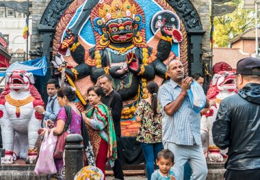 Kathmandu Durbar Meydanı'nda yürüyüş insanlar