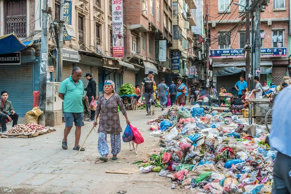 Ulice města Káthmándú s místními lidmi — Stock fotografie