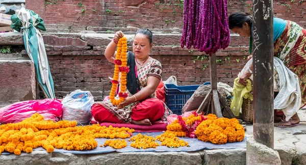 La gente vende collares de flores al lado de Kathmandu Durbar Square —  Fotos de Stock