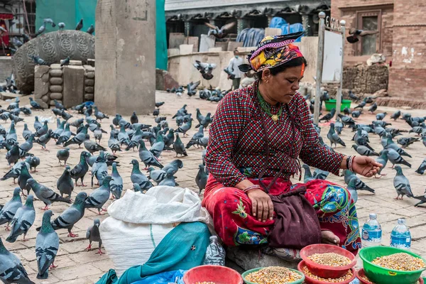 Люди, идущие по площади Дурбар в Катманду — стоковое фото