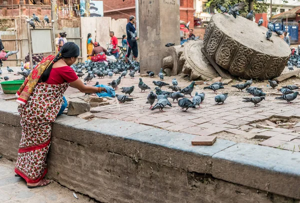 Люди, идущие по площади Дурбар в Катманду — стоковое фото