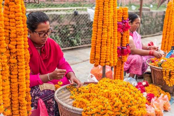 카트만두 더르바르 광장 근처 꽃 목걸이 판매 하는 사람들 — 스톡 사진