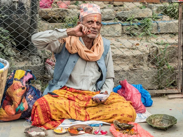 La gente vende collares de flores cerca de Kathmandu Durbar Square —  Fotos de Stock