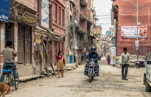 Gente caminando en la plaza Durbar en Katmandú — Foto de Stock