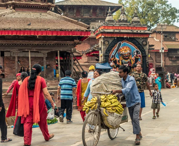 Kathmandu Durbar Meydanı'nda yürüyüş insanlar — Stok fotoğraf