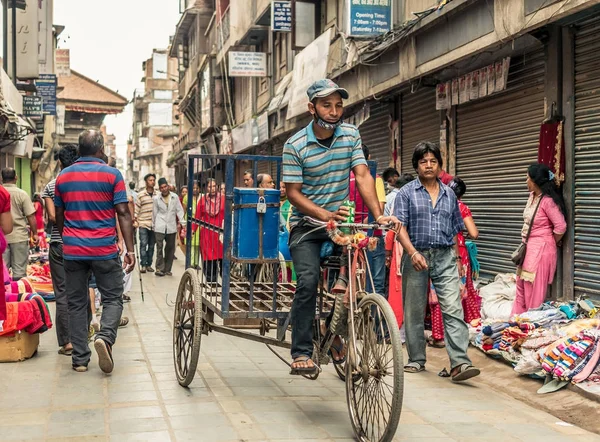 Gente caminando en la plaza Durbar en Katmandú — Foto de Stock