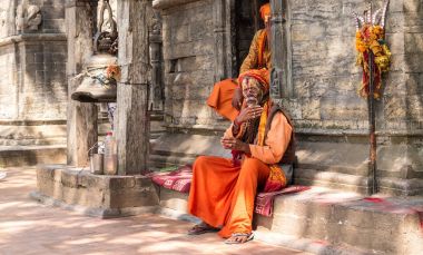 Kathmandu Pashupatinath Tapınağı önünde sadhu kutsal erkekler.
