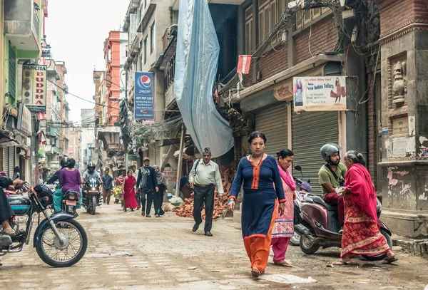 Lidí, kteří jdou na Durbar náměstí Kathmandu — Stock fotografie