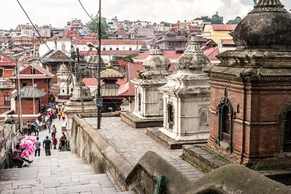 Pared con pequeños templos blancos alrededor del templo de Pashupatinath. Katmandú, Nepal, Asia . —  Fotos de Stock