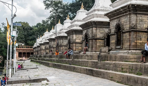 Стена с белыми маленькими храмами вокруг храма Пашупатинатхи. Мбаппе, Непал, Азия . — стоковое фото
