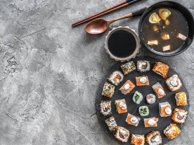 Kümesinde suşi ve miso çorbası